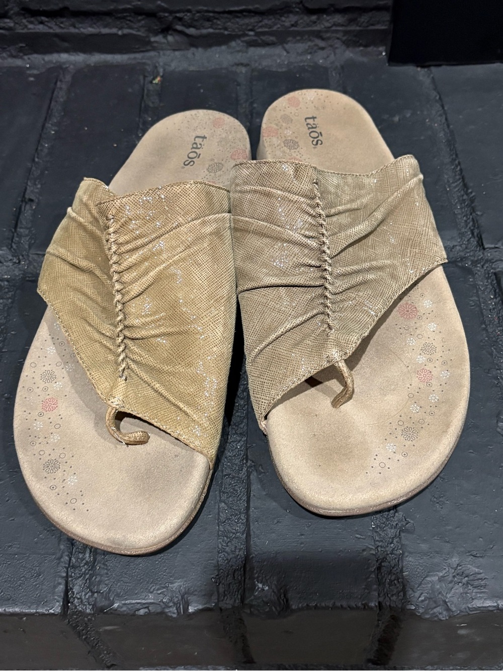 Taos Footwear Metallic Gold Ruched Toe-Loop Sandals